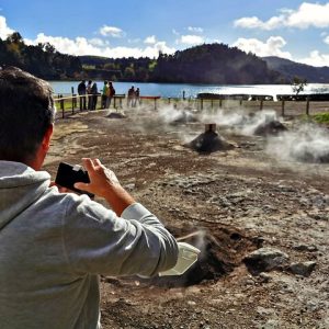 Caldeiras e fumarolas no vulcão de Furnas