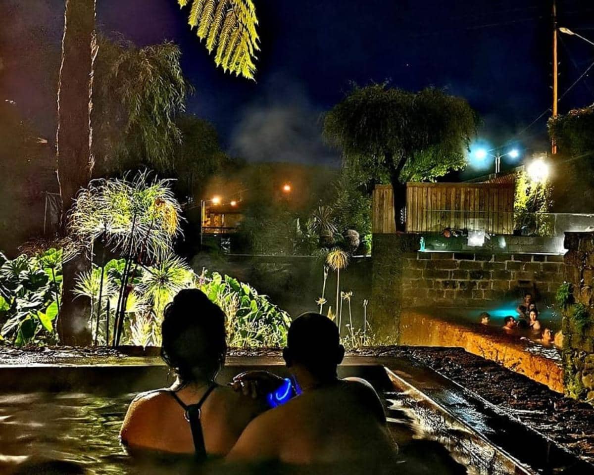 Couple at Poça da Dona Beija by night